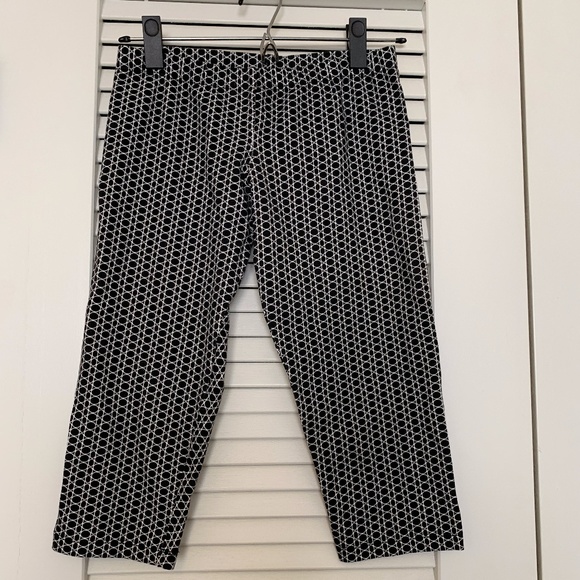 Short Black and White Patterned Leggings - Picture 1 of 1